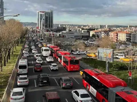 Ankara Trafik Yoğunluğu Olan Bölgelerde Güvenli Sürüş Ankara Trafik Yoğunluğu Olan Bölgelerde Güvenli Sürüş