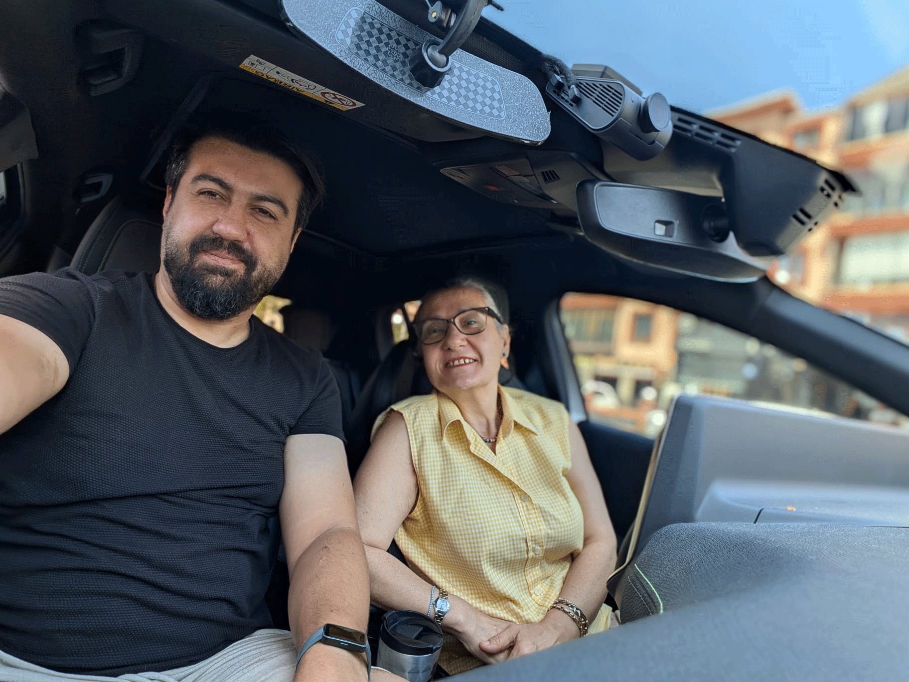 Yavuz Hoca Ankara'da birebir direksiyon eğitimi verirken öğrencisiyle araç içerisinde çekilmiş eğitim fotoğrafı.
